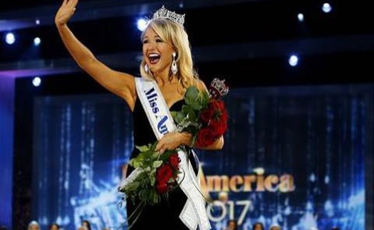 Người đẹp 21 tuổi đăng quang Miss America dù phát ngôn khó hiểu về bà Hillary Clinton